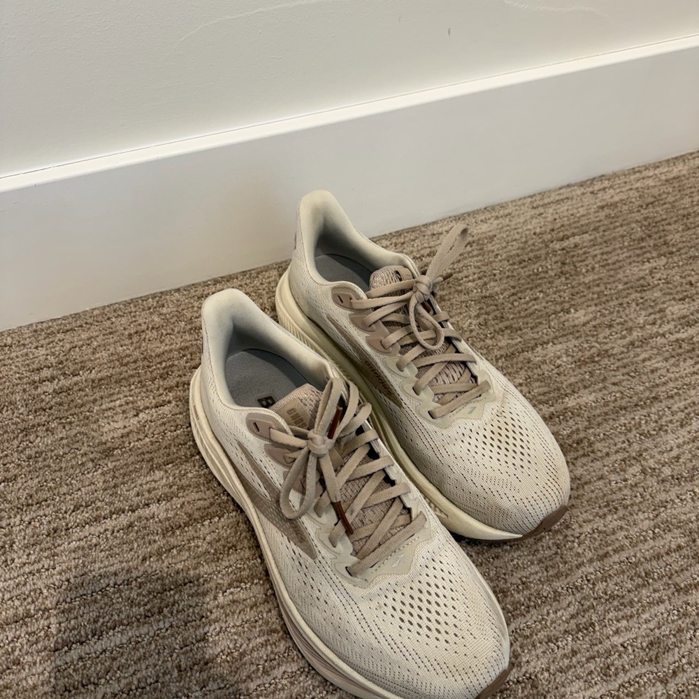 Brooks Women's Sneakers in Light Beige and Taupe